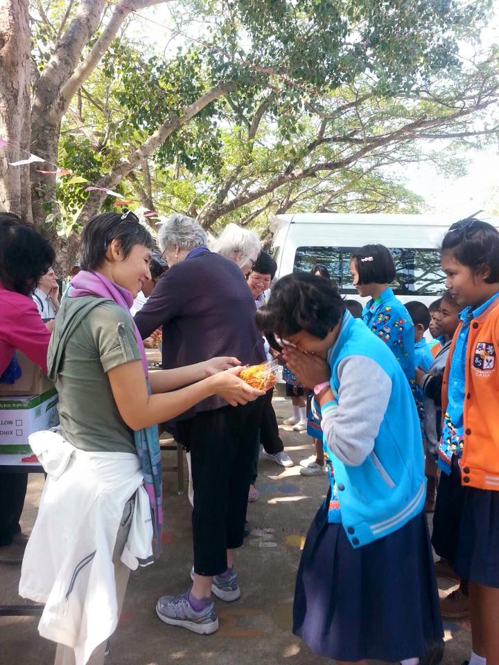 Thăm và tặng quà học sinh Trường Tiểu học và Trung học tại Keangkrachan